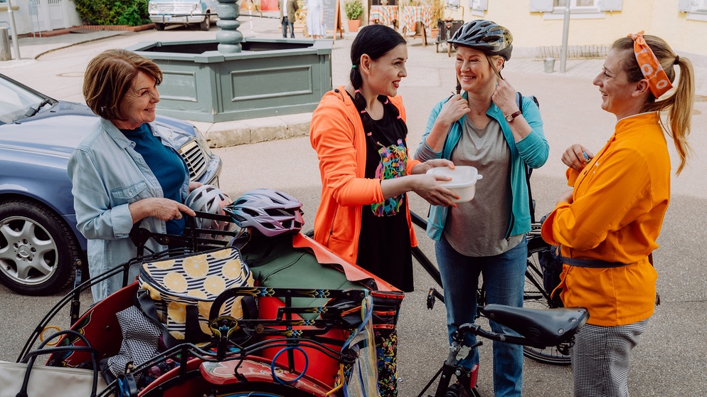 Dahoam is Dahoam: Rosi (Brigitte Walbrun, links), Tina (Anita Eichhorn, 2. von links) und Vera (Sybille Waury, 2. von rechts) machen sich auf den Weg zur BR-Radltour. Mit Sarah (Sophie Reiml, rechts). | Bildquelle: BR/Nadya Jakobs