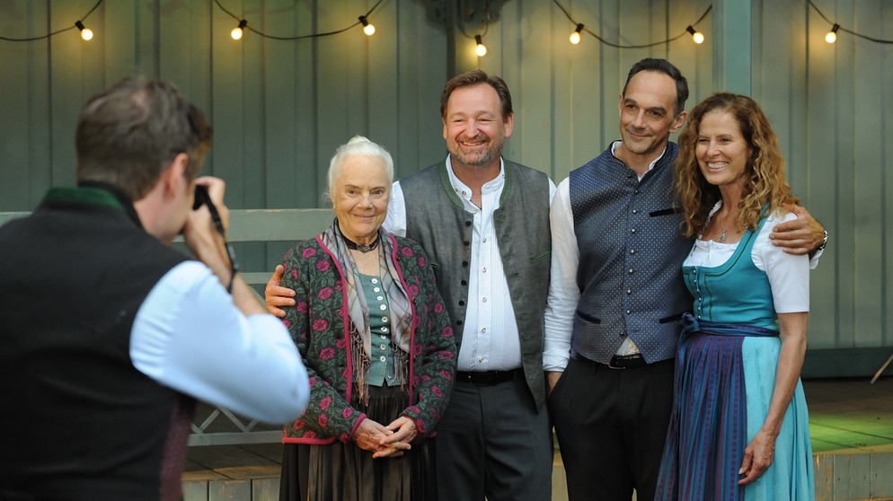 Dahoam is Dahoam: Geburtstagskind Theresa posiert mit ihrer Familie für ein Foto. Von links: Ludwig (Martin Wenzl), Theresa (Ursula Erber), Gregor (Holger Matthias Wilhelm), Mike (Harry Blank), Annalena (Heidrun Gärtner). | Bildquelle: BR/Marco Orlando Pichler