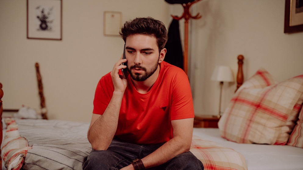 Dahoam is Dahoam: Felix (Shayan Hartmann) muss sich Gedanken um seine Finanzen machen.  | Bildquelle: BR/Nadya Jakobs