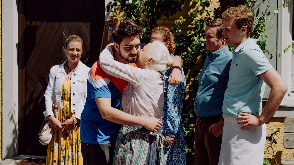 Dahoam is Dahoam: Felix wird von Freunden und Familie herzlich verabschiedet und macht sich auf den Weg, Jungunternehmer zu werden. Von Links: Sarah (Sophie Reiml), Felix (Shayan Hartmann), Theresa (Ursula Erber), Annalena (Heidrun Gärtner), Ludwig (Martin Wenzl), Phlipp (Philipp Schneider, KLD). | Bildquelle: BR/Nadya Jakobs