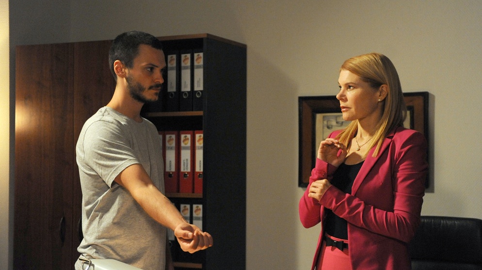 Dahoam is Dahoam: Peter Scheffler (Michael Jäger) ist geflohen und überrascht Uschi (Silke Popp) in ihrem Büro. | Bildquelle: BR/Marco Orlando Pichler