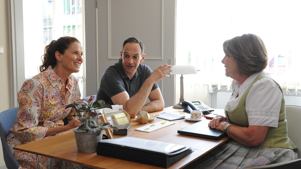 Dahoam is Dahoam: Annalena und Mike besprechen mit Rosi die Organisation des Vereinswettbewerbs. Von links: Annelena (Heidrun Gärtner), Mike (Harry Blank) und Rosi (Brigitte Walbrun). | Bildquelle: BR/Marco Orlando Pichler