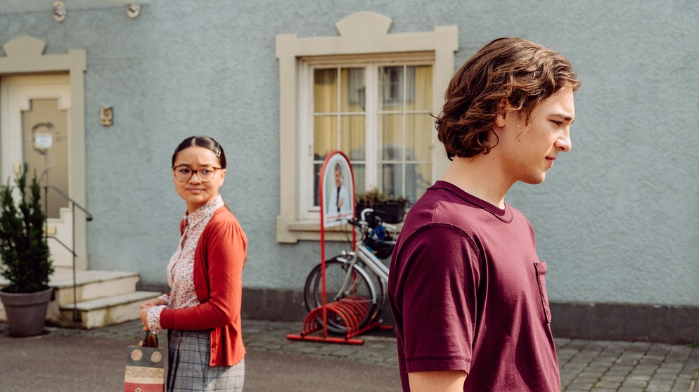 Dahoam is Dahoam: Till (Marinus Hohmann) muss akzeptieren, dass Lien (Nui Nguyen) im Moment eine Freundschaftspause braucht.  | Bildquelle: BR/Nadya Jakobs