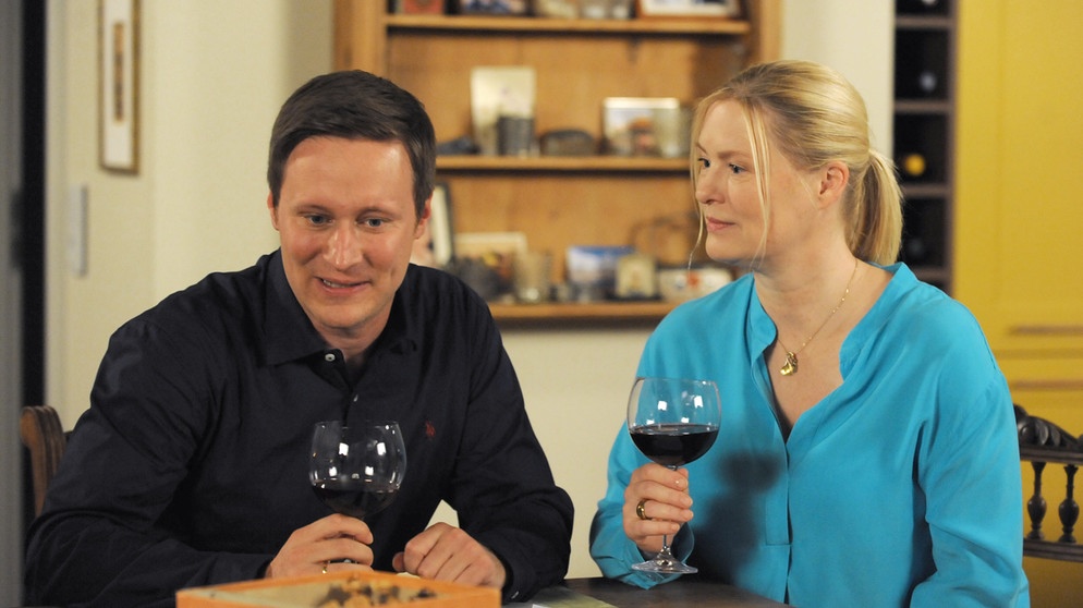 Dahoam is Dahoam:  Vera (Sybille Waury) und Ludwig (Martin Wenzl) feiern mit einem Glas Wein ihren Erfolg bei der Liebesbrief-Recherche. | Bildquelle: BR/Marco Orlando Pichler