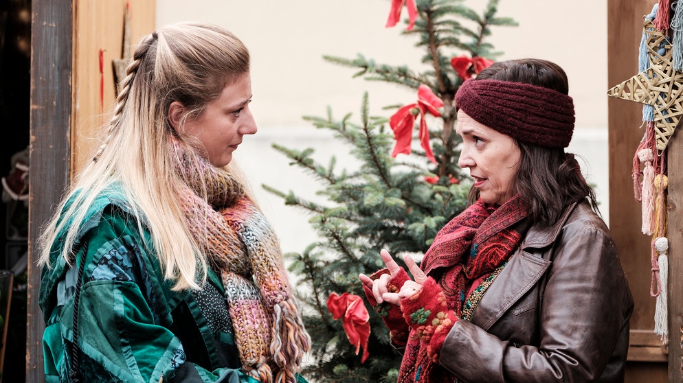 Dahoam is Dahoam: Doro (Marion Niederländer, rechts) erzählt Sarah (Sophie Reiml, links) von Tinas Sorgen hinsichtlich des Prana-Kurses. | Bildquelle: BR/Lena Semmelroggen