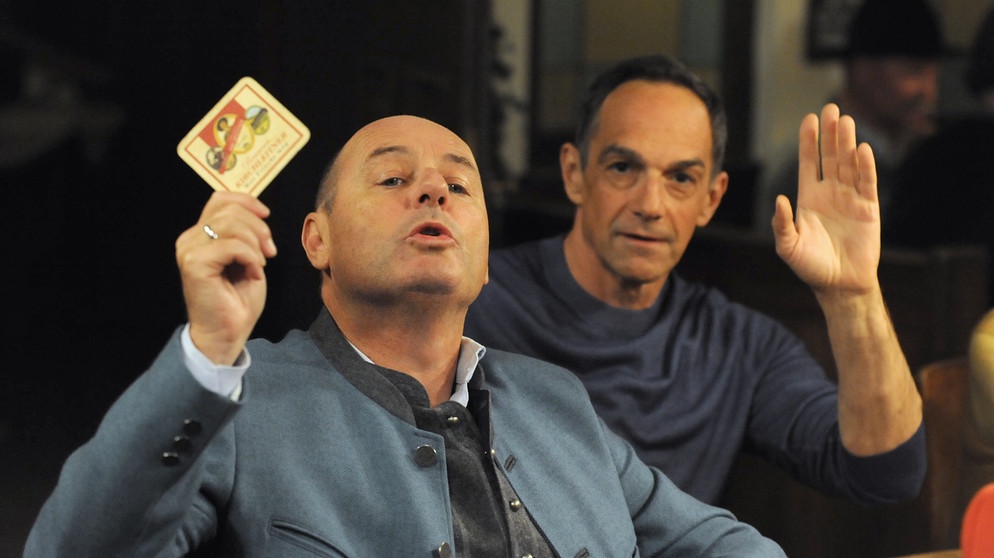 Dahoam is Dahoam: Hubert (Bernhard Ulrich, links) und Mike (Harry Blank, rechts) buhlen um die Jesusrolle. | Bildquelle: BR/Marco Orlando Pichler