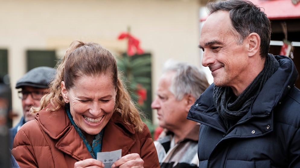 Dahoam is Dahoam: Annalena (Heidrun Gärtner) freut sich gemeinsam mit Mike (Harry Blank), dass sie beim Losverkauf die Rolle des Jesus gezogen hat. | Bildquelle: BR/Lena Semmelroggen