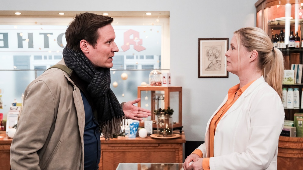 Dahoam is Dahoam: Vera (Sybille Waury) spricht in der Apotheke mit Ludwig (Martin Wenzl) über ihre Beziehung zu Gregor. | Bildquelle: BR/Lena Semmelroggen