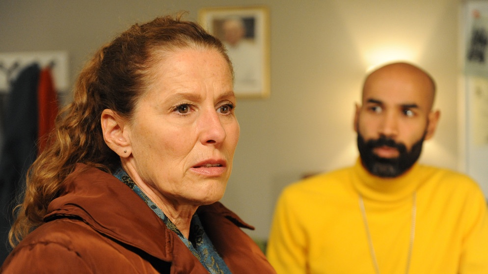 Dahoam is Dahoam: Annalena (Heidrun Gärtner) stellt Pfarrer Naveen (Markus Subramaniam) die für sie alles entscheidende Frage: Hat Mike sie betrogen? | Bildquelle: BR/Marco Orlando Pichler