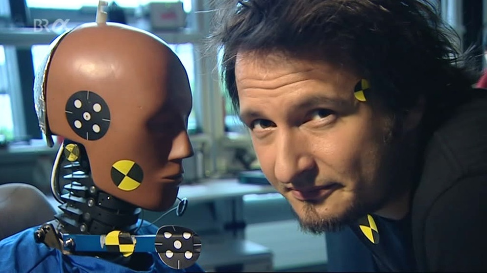 Sebastian Wohlrab neben Crashtest-Dummy | Bildquelle: Bayerischer Rundfunk