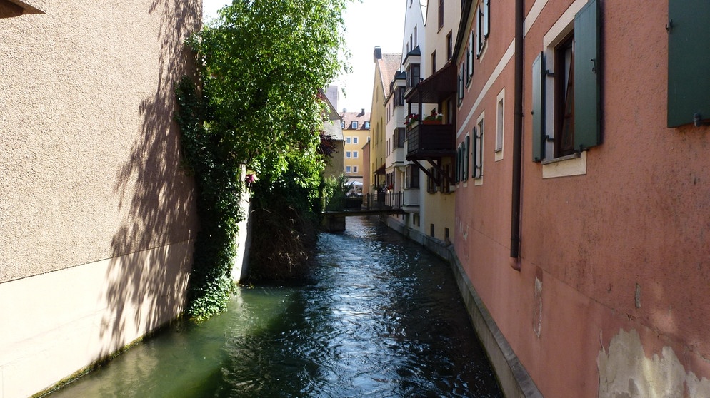 Flüsschen durch Häuserschlucht | Bildquelle: BR