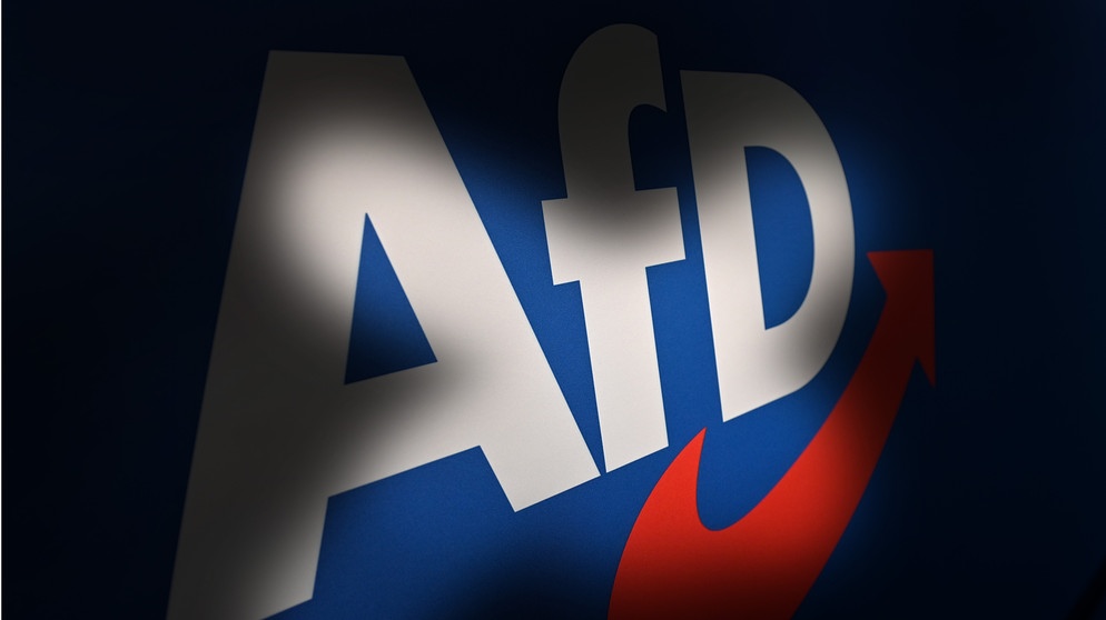 (Symbolbild) Das Bundesamt für Verfassungsschutz hat die AfD auf Bundesebene als gesichert rechtsextremistisch eingestuft. | Bildquelle: picture alliance / SvenSimon | Frank Hoermann/SVEN SIMON