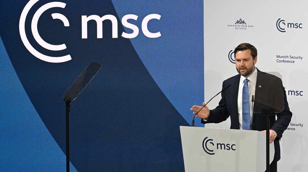 J.D. Vance, Vizepräsident der USA, spricht auf der 61. Münchner Sicherheitskonferenz (MSC). | Bildquelle: picture alliance/dpa | Boris Roessler