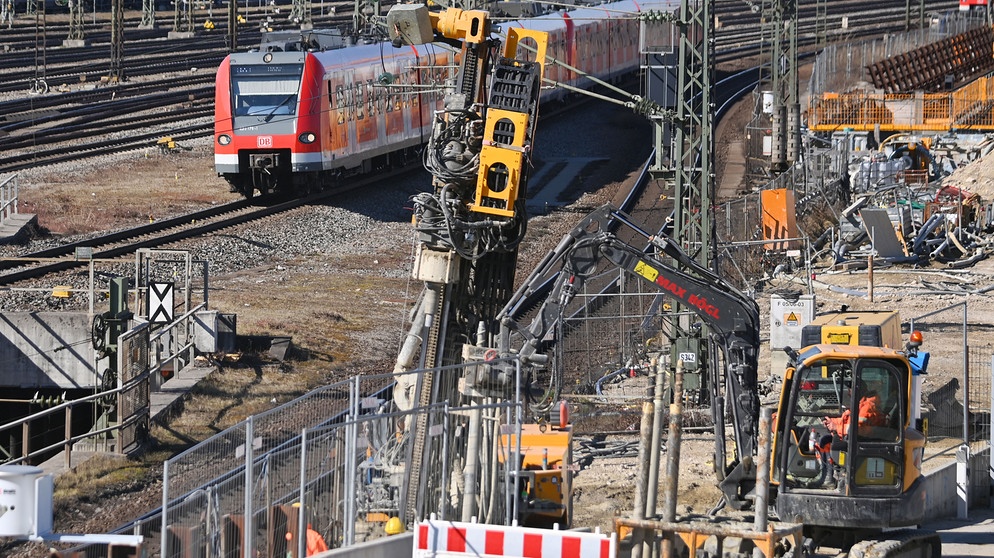 Ausbau der S-Bahn,2.Stammstrecke in Muenchen, Tunnel,Tunnelbau.2.Roehre, S-Bahn am S-Bahnhof 20-03.2025 Donnersberger Bruecke in Muenchen Bahn,Zug.Pendler,Oeffentlicher Personennahverkehr (OEPNV).Stammstrecke, Zuege,Gleise,Bahnen,Muenchen. | Bildquelle: picture alliance / SvenSimon | Frank Hoermann/SVEN SIMON