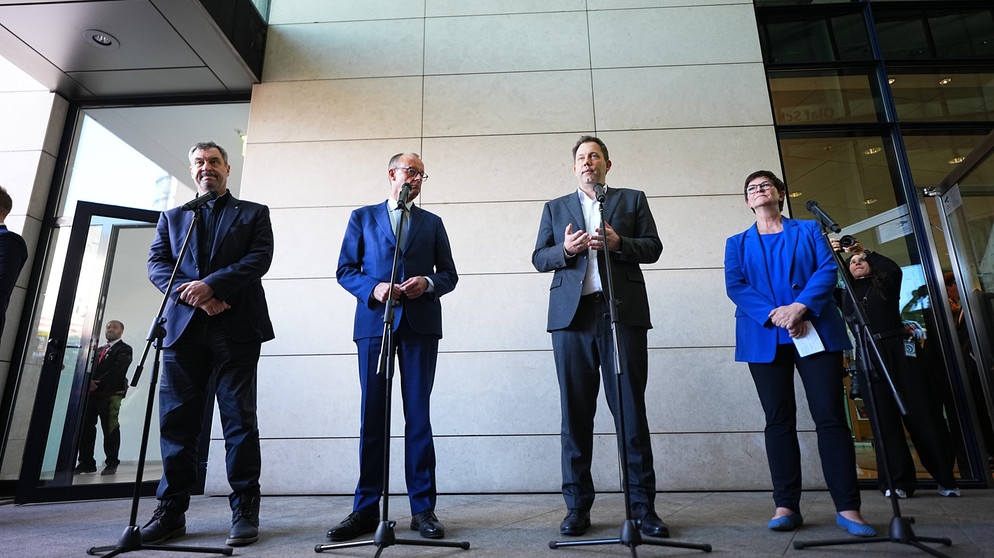 Markus Söder (CSU, l-r), Ministerpräsident von Bayern und CSU-Vorsitzender, Friedrich Merz, Unions-Kanzlerkandidat und CDU-Bundesvorsitzender, Lars Klingbeil, SPD-Fraktions- und Bundesvorsitzender, und Saskia Esken. | Bildquelle: picture alliance/dpa | Michael Kappeler