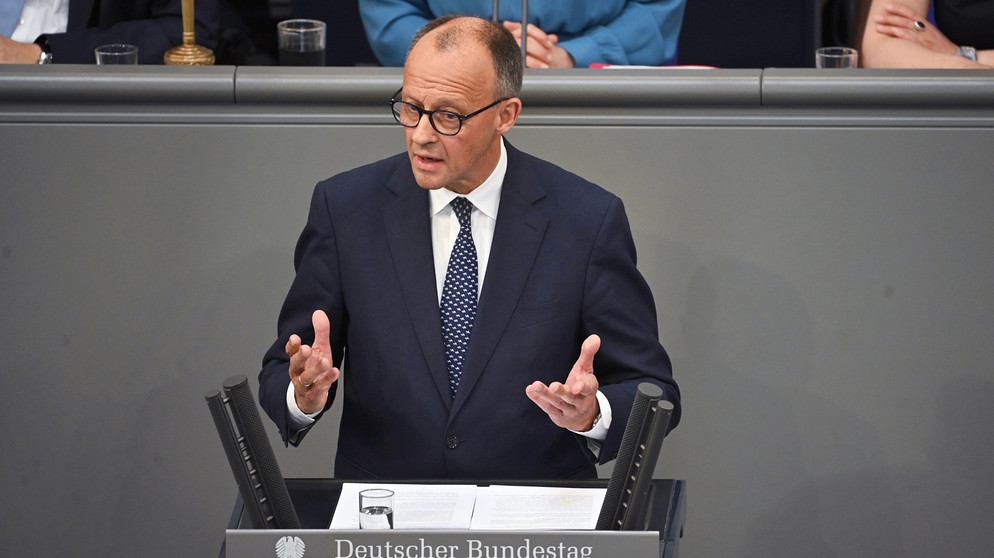 Bundeskanzler Friedrich Merz (CDU) spricht bei seiner Regierungserklärung im Plenum des Bundestags. | Bildquelle: picture alliance/dpa | Katharina Kausche