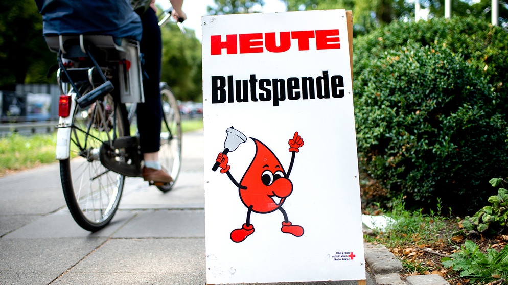 PRODUKTION - 15.02.2022, Nordrhein-Westfalen, Hagen: Blutkonserven werden im Zentrallabor des DRK-Blutspendedienstes für Krankenhäuser und Praxen gefiltert und aufbereitet. Im nordrhein-westfälischen Gelsenkirchen fand am 29. Februar 1952 der wohl bundesweit erste offizielle Blutspendetermin des Deutschen Roten Kreuzes statt. (Zu dpa: "Grubenunglück als Startsignal - 70 Jahre Blutspenden in Deutschland" - Wiederholung vom 22.02.2022) Foto: Rolf Vennenbernd/dpa +++ dpa-Bildfunk +++ | Bildquelle: picture-alliance/dpa