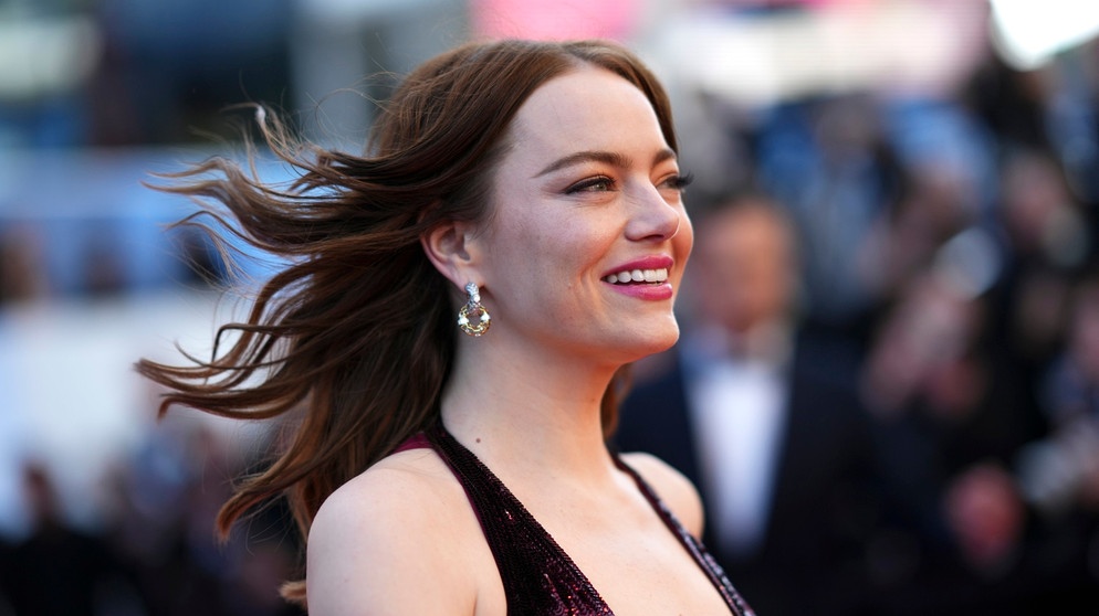 17.05.2024, Frankreich, Cannes: Emma Stone kommt zur Premiere des Films "Kinds of Kindness" bei den 77. Internationalen Filmfestspielen in Cannes. Foto: Scott A Garfitt/Invision/AP/dpa +++ dpa-Bildfunk +++ | Bildquelle: dpa-Bildfunk/Scott A Garfitt