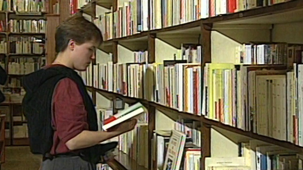 Studentin Sophie in der Bibliothek. | Bildquelle: BR