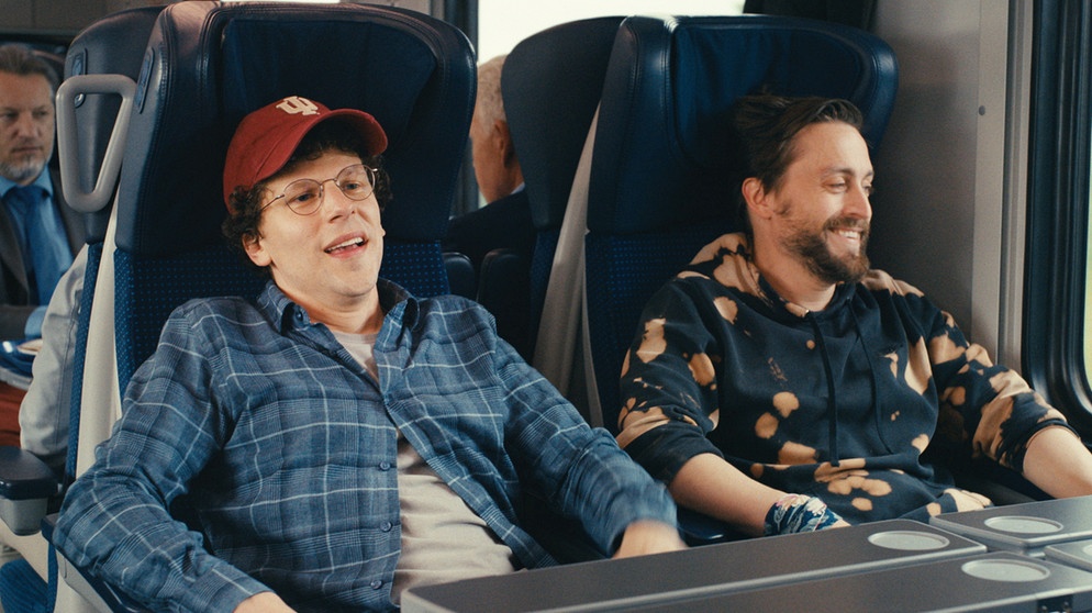 Filmszene aus "A Real Pain" (neu) von und mit Jesse Eisenberg | Bildquelle: Walt Disney