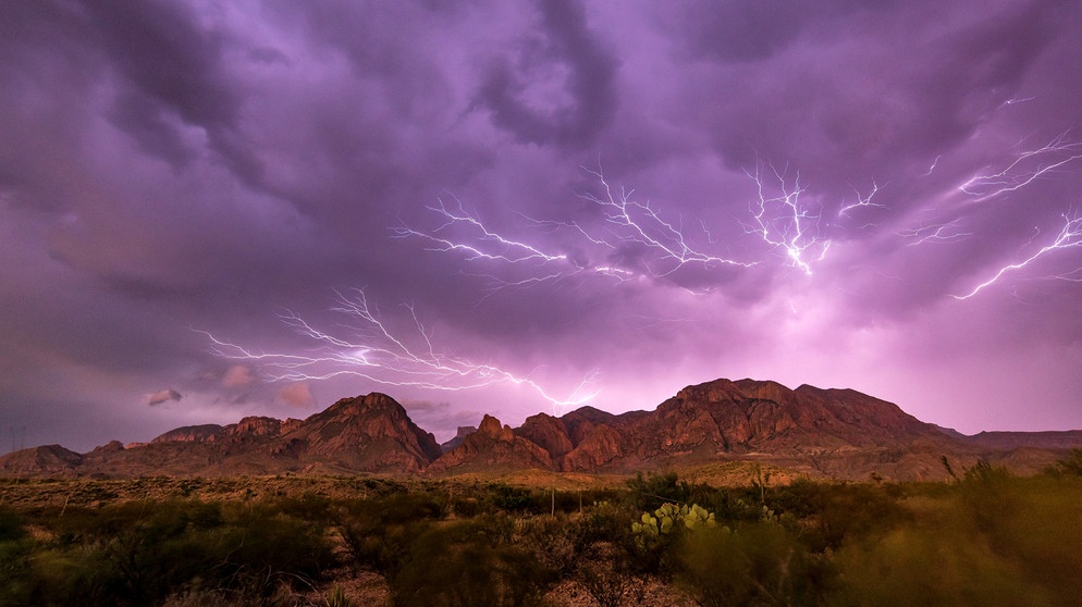 Blitze über den "Chisos Mountains" im Nationalpark Big Bend. | Bildquelle: WDR/ORF/Crossing the Line Productions/Lee Hoy