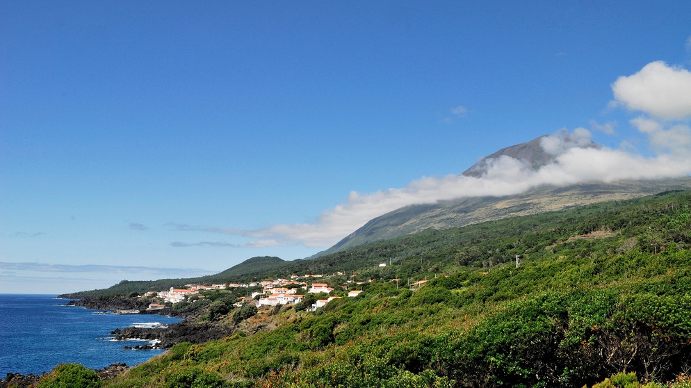 Der Ort São João an der Südküste Picos. Im Hintergrund ist der Vulkan Ponta do Pico zu sehen. | Bildquelle: HR/Reinhard Mink
