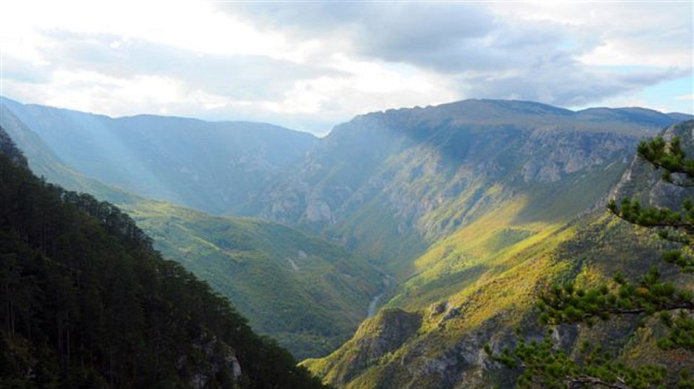 Die Tara oder "Träne Europas", wie Einheimische den längsten Fluss Montenegros nennen, hat eine 1.300 Meter tiefe Schlucht ins Durmitor-Gebirge gegraben und den längsten und tiefsten Canyon Europas geschaffen. | Bildquelle: BR/ORF/Michael Schlamberger