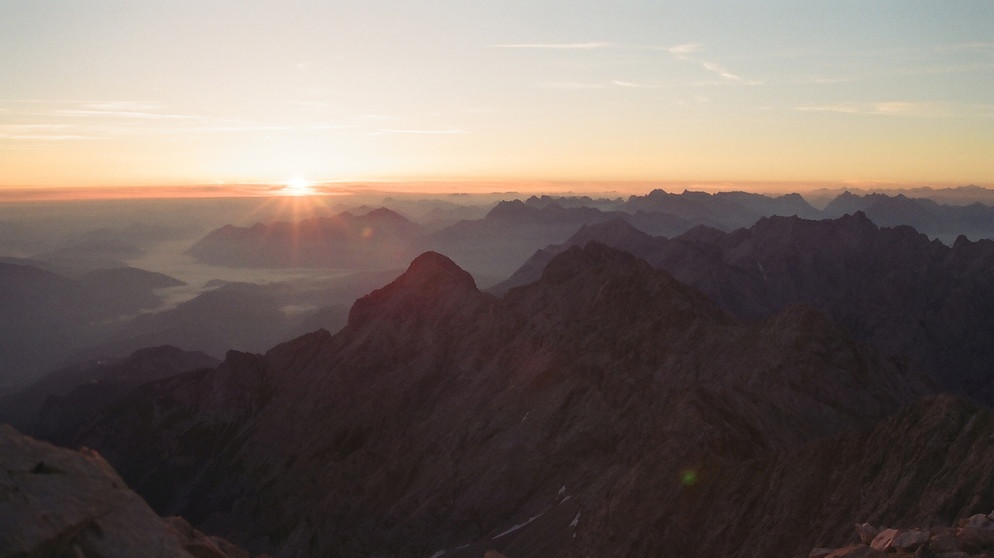 Sonnenaufgang vom Gipfel aus. | Bildquelle: BR/Jürgen Eichinger Film