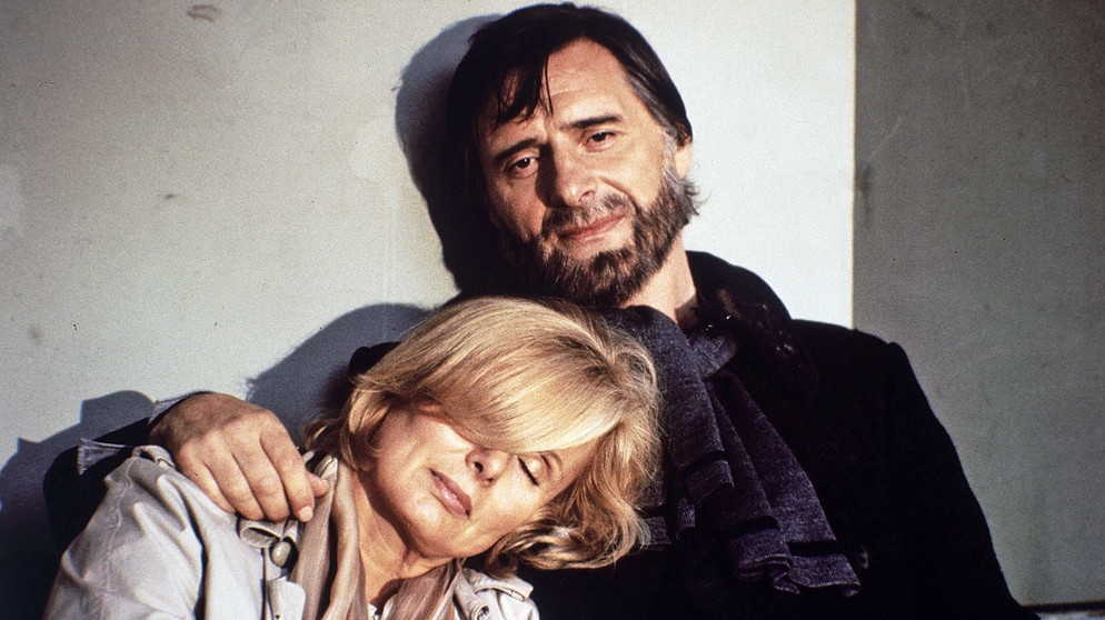 Monaco Franze - Abgestürzt (Folge 10): Annette von Soettingen (Ruth Maria Kubitschek) und  Monaco Franze (Helmut Fischer). | Bildquelle: picture-alliance / KPA Copyright