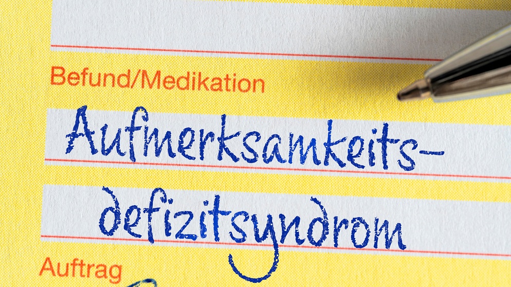 Ärztliche Diagnose Aufmerksamkeitsdefizitsyndrom auf Überweisungsschein | Bildquelle: picture alliance / CHROMORANGE | Michael Bihlmayer
