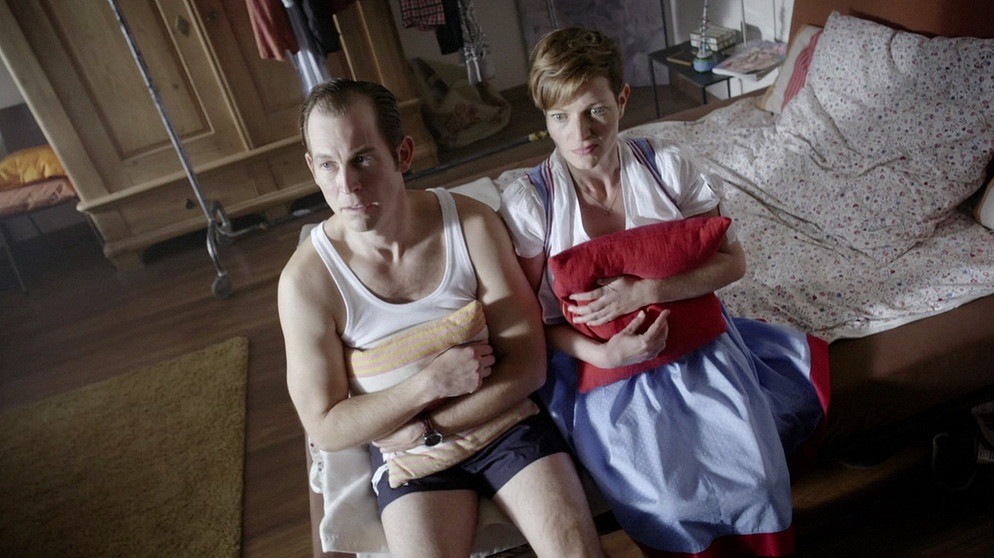 Akte Lansing (Folge 5): In Lansing bei "Dahoam is Dahoam" gehen sonderbare Dinge vor. Produktionsassistentin Cilli (Ina Meling) und Sonderermittler Dr. Dr. Spiess (Stefan Murr) stecken mitten drin. | Bildquelle: BR