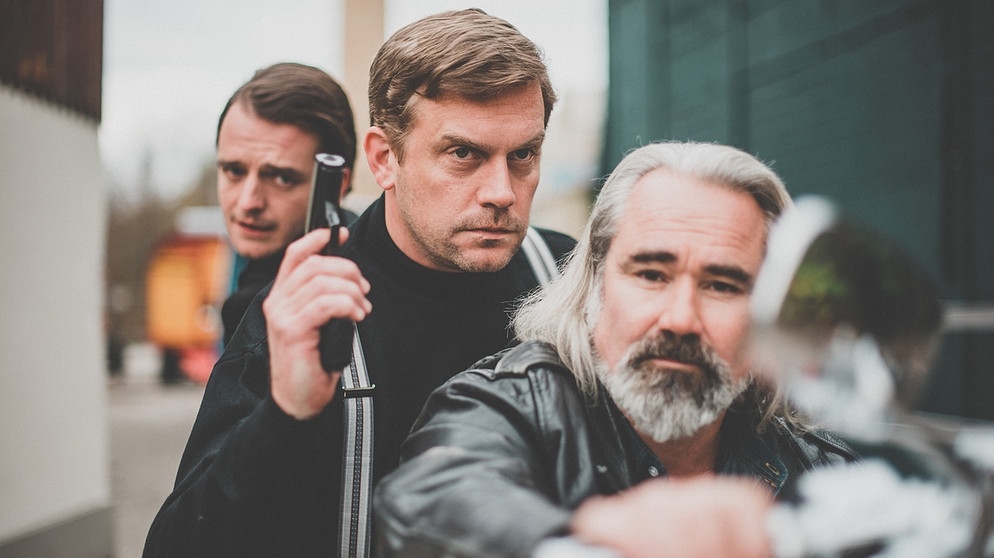 Akte Lansing (Folge 6): Der Kommissar (Ina Meling), "Dahoam is Dahoam" Produzent Kowalski (Stefan Lehnen) und Did-Schauspieler Tommy Schwimmer gehen in Lansing sonderbaren Dingen auf die Spur. | Bildquelle: BR / Steffi Rettinger