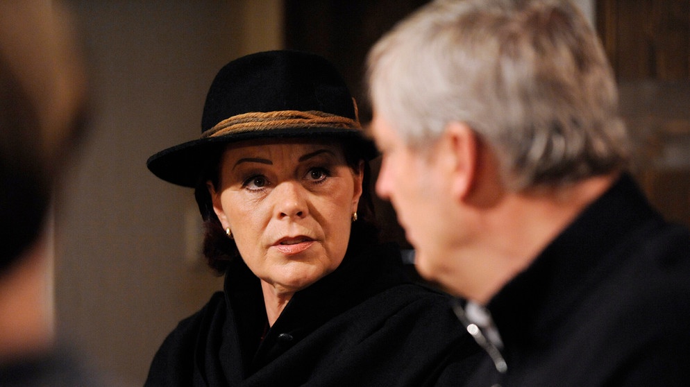 Dahoam is Dahoam. Rosi und Joseph sprechen über die Quittung, die beweist, dass die Schulden der Brunners bereits getilgt wurden. Von links: Rosi (Brigitte Walbrun) und Joseph Brunner (Wilhelm Manske). | Bildquelle: BR/ Marco Orlando Pichler