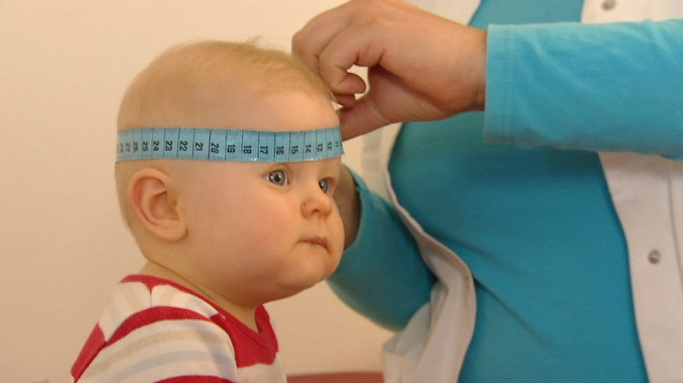 Baby beim Messen des Kopfumfangs | Bildquelle: BR