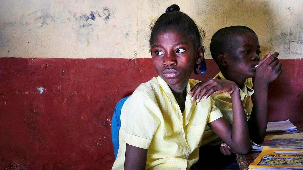 16.11.2021, Haiti, Port-Au-Prince: Schüler besuchen den Unterricht in der Schule Le Grand Createur in dem von Gangs kontrollierten Viertel Cite Soleil. Foto: Matias Delacroix/AP/dpa +++ dpa-Bildfunk +++ | Bildquelle: dpa-Bildfunk/Matias Delacroix