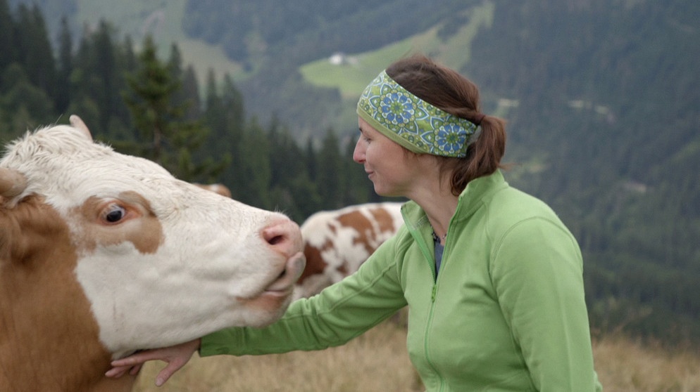 Landwirtin Stefanie Rieblinger. | Bildquelle: BR/Matthias Hlous