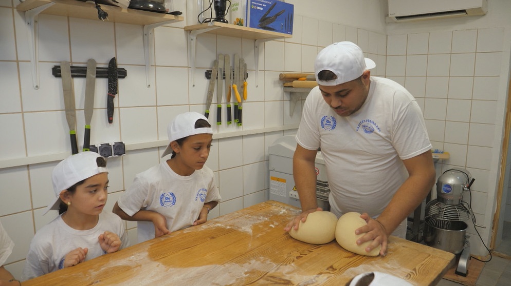 Alex Galamb  mit Kindern in der Backstube | Bildquelle: BR
