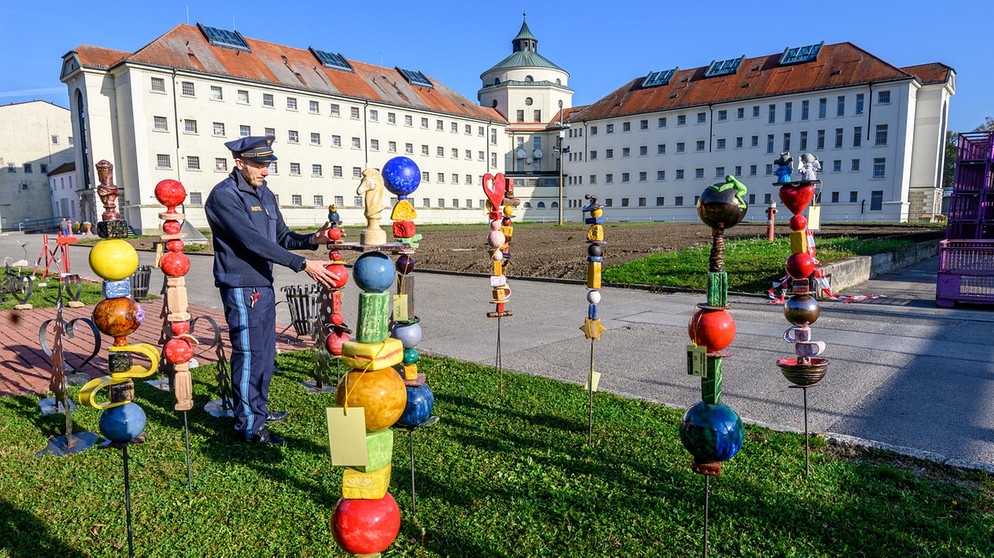 alpha-demokratie - Strafvollzug: Welchen Sinn hat Strafe? / JVA Straubing /  In der Gefängnis-Sporthalle werden von Häftlingen geschaffene Kunstwerke verkauft | Bildquelle: picture-alliance/dpa
