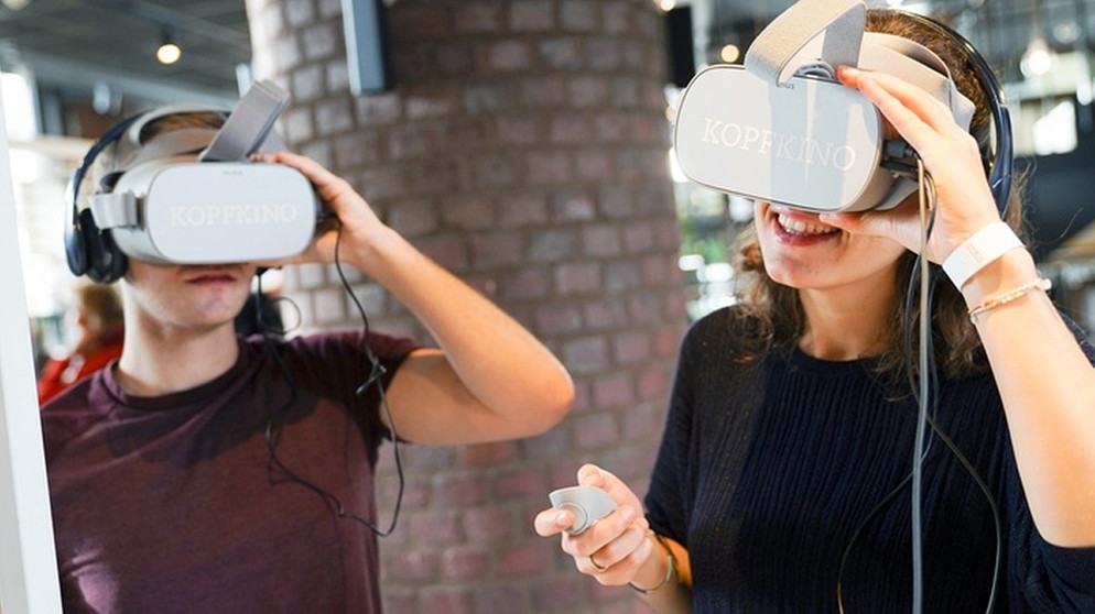 Jugendliche mit virtual Reality-Brillen | Bildquelle: WDR/Annika Fußwinkel