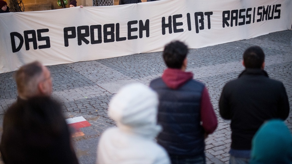 alpha-demokratie weltweit - Rassismus / Mahnwache nach Messerangriff auf drei Flüchtlinge | Bildquelle: picture-alliance/dpa