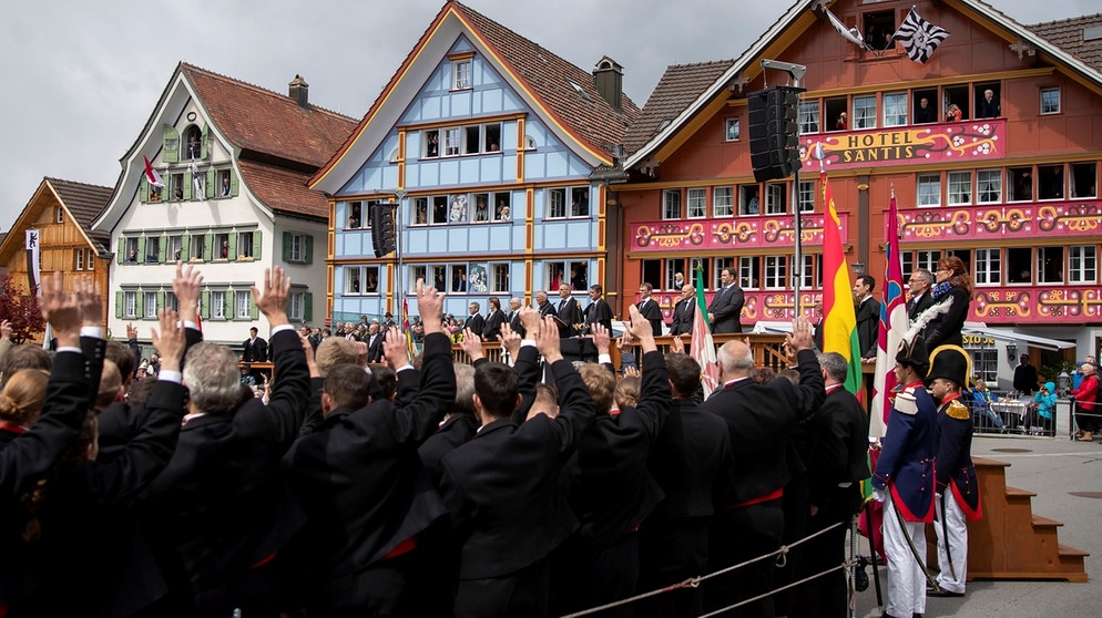 alpha-demokratie - Abstimmung bei der Landsgemeinde. Am letzten Sonntag im April versammeln sich jeweils alle Stimmberechtigen des Kantons Appenzell Innerrhoden, um ihre obersten Behoerden zu waehlen und ueber Sachgeschaefte abzustimmen. | Bildquelle: picture-alliance/dpa