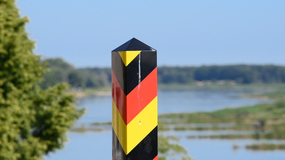 alpha-demokratie - Polen und Deutschland / Ein Grenzpfahl steht kurz hinter der Grenzbrücke. Im Hintergrund ist der Fluss Oder zu sehen | Bildquelle: picture-alliance/dpa