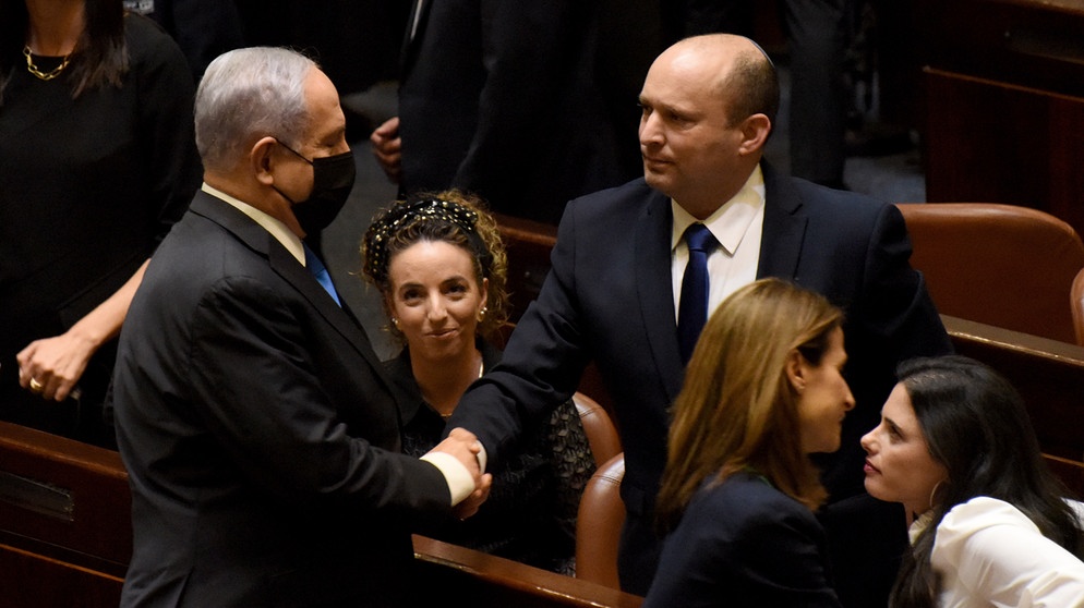 alpha-demokratie - Israel nach Netanjahu | Prime Minister Benjamin Netanyahu congratulations Naftali Bennett, chairman of the Yamina Party, on being Prime Minister elect of the Unity Government in the Israeli Knesset, the Parliament, in Jerusalem, on Sunday, June 13, 2021. Israeli Prime Minister Benjamin Netanyahu ends his twelve year reign as prime minister.  | Bildquelle: picture-alliance/dpa