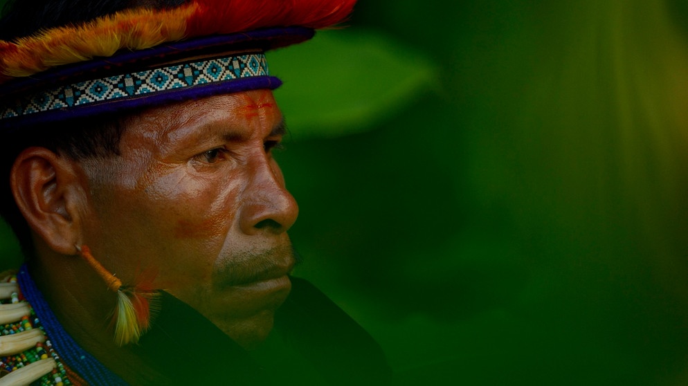 alpha-demokratie weltweit - Heiler und Schamanen - Schamane, Lago Agrio, Ecuador, Südamerika | Bildquelle: picture-alliance/dpa