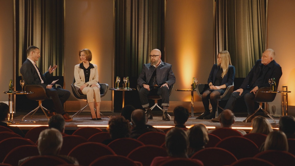 "Heimat - zwischen Wahrheit und Fake News", v.l.n.r.: Tilman Seiler (Mod.), Luna Watfa, Journalistin, Josephine Ballon, Head of Leagal HateAid, Erwin Schwarz, Redaktionsleiter Altötting, PNP, Andreas Bönte, stv. Programmdirektor Kultur, BR.  | Bildquelle: BR/Benedikt Preisinger