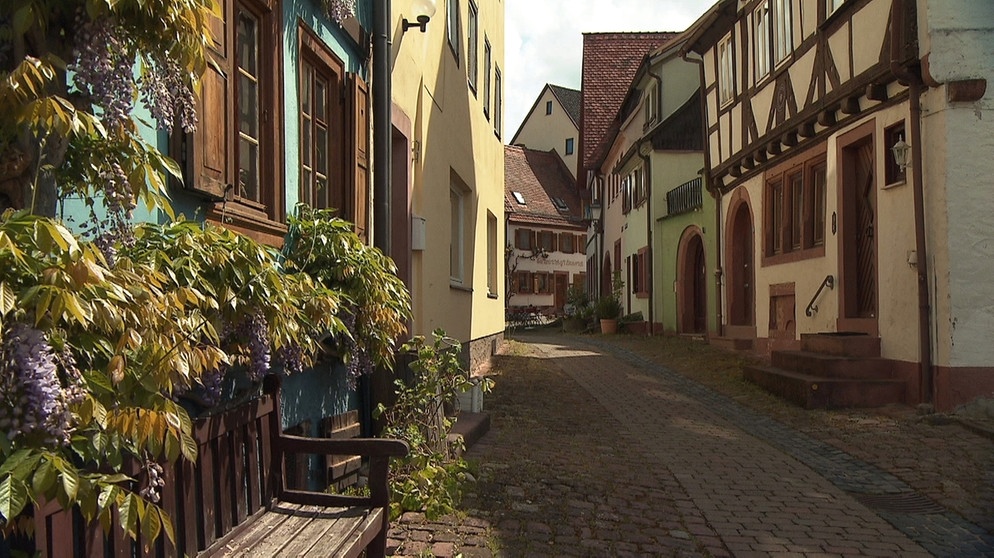 Die meisten Häuser des alten Ortskerns von Amorbach stammen aus dem 16. und 17. Jahrhundert, aber einige sind sehr viel älter. | Bildquelle: BR/Marion Heinz