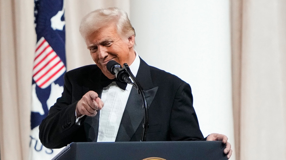 20.01.2025, USA, Washington: US-Präsident Donald Trump spricht auf der Bühne beim Commander in Chief Ball, der Teil der Amtseinführung des Präsidenten ist. Foto: Ben Curtis/AP/dpa +++ dpa-Bildfunk +++ | Bildquelle: dpa-Bildfunk/Ben Curtis