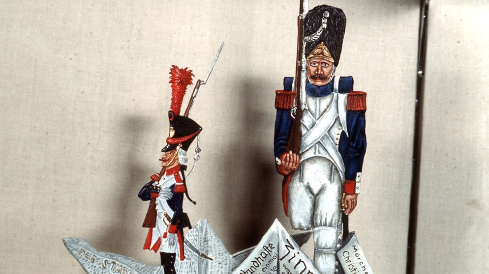 Zwei einbeinige Zinnfiguren aus dem Andersen-Märchen "Der standhafte Zinnsoldat" | Bildquelle: picture-alliance/dpa