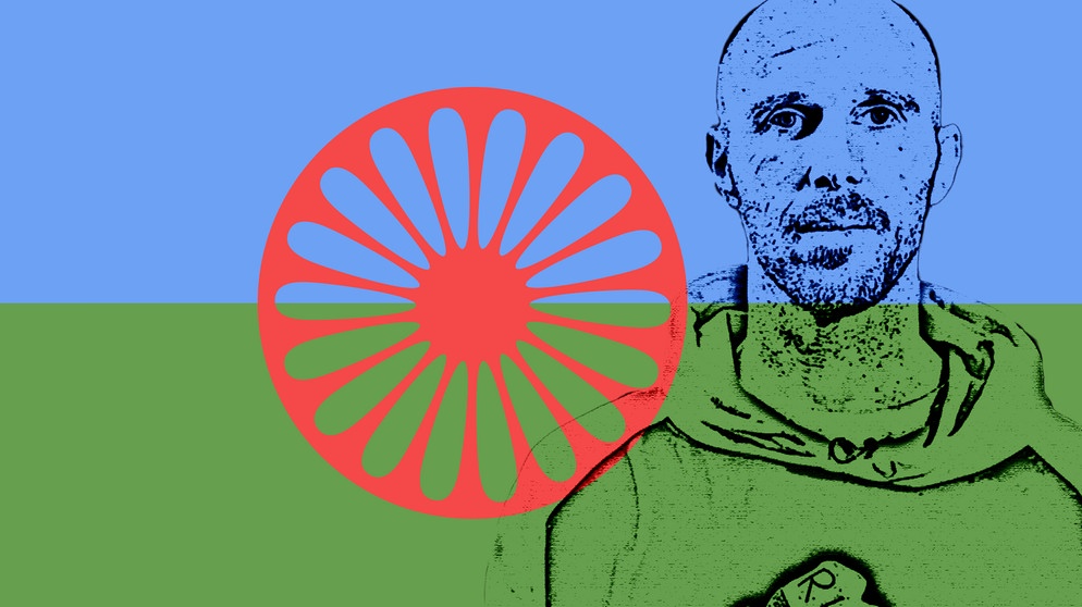 Der Musiker Mal Élevé - stellvertretend für Roma und Sinti - vor der Flagge der Roma | Bildquelle: Andreas Krieger, colourbox | Montage: BR