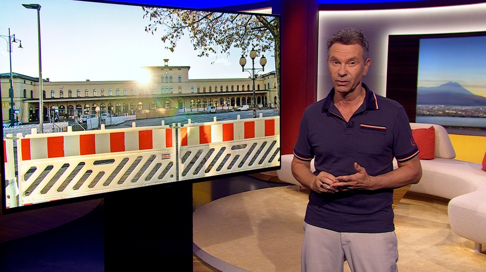 BR-Moderator Roman Roell im Studio | Bildquelle: BR